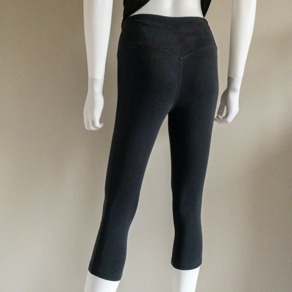 Nike Mini Swoosh Capri Cropped Leggings - Picture 2 of 9